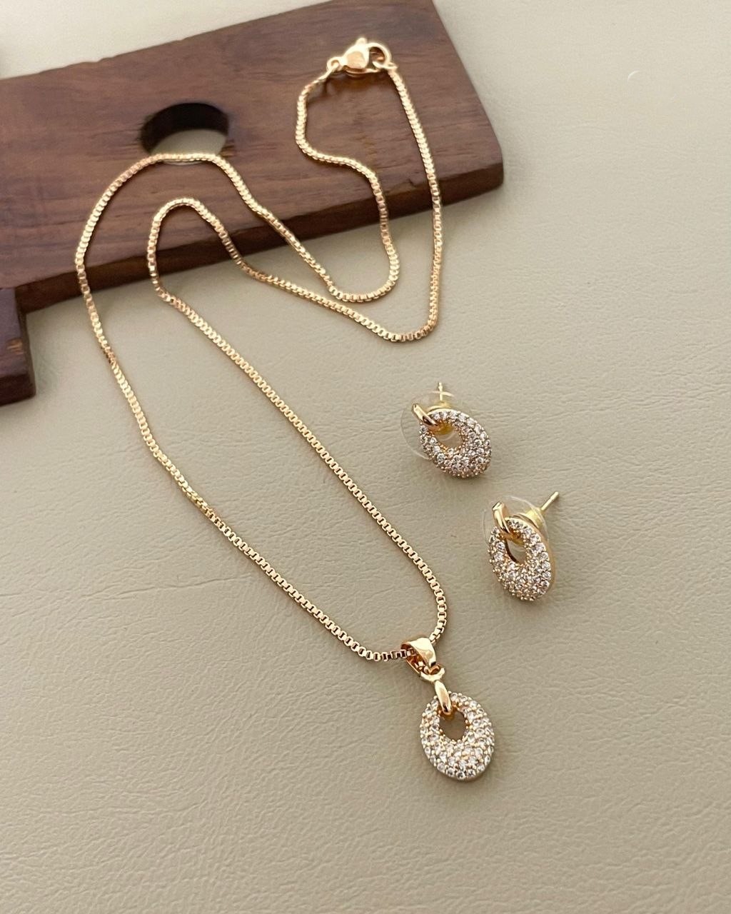 Aura Oval Pendant set